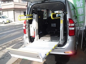 車いすリフト