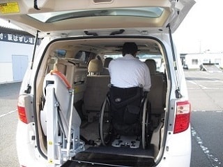 車椅子用リフト1