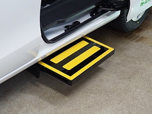 電動式乗り降りステップ